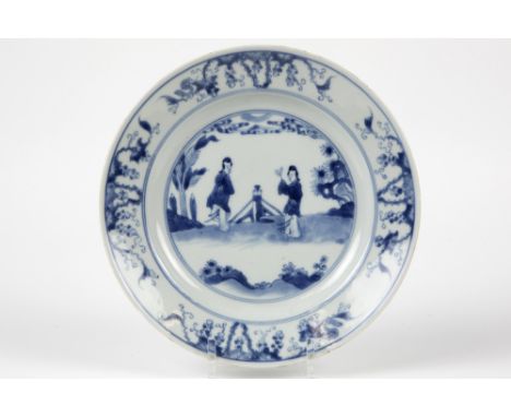 18th Cent. Chinese plate in porcelain with a blue-white decor with figures in a garden || Achttiende eeuws Chinees bord in po