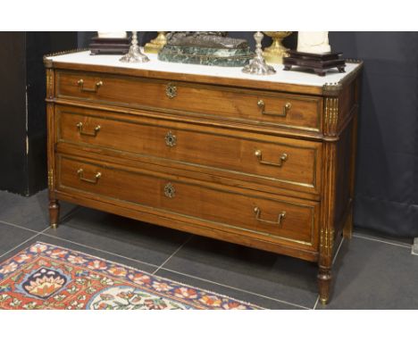 antique neoclassical Chapuis style chest of drawers in mahogany with a marble top || Antieke neoclassicistische commode in de
