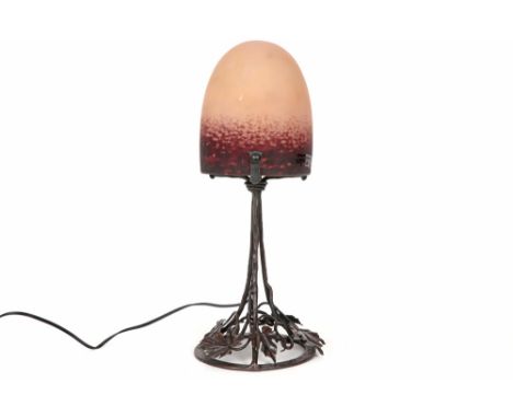 French Rethondes signed Art Deco lamp in wrought iron and pâte de verre || RETHONDES Art Deco-lamp met voet met bladerendecor