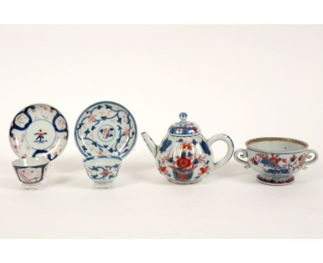 six pieces of antique Chinese porcelain amongst which a tea pot, small plates and a bowl || Lot (6) antiek Chinees porselein 