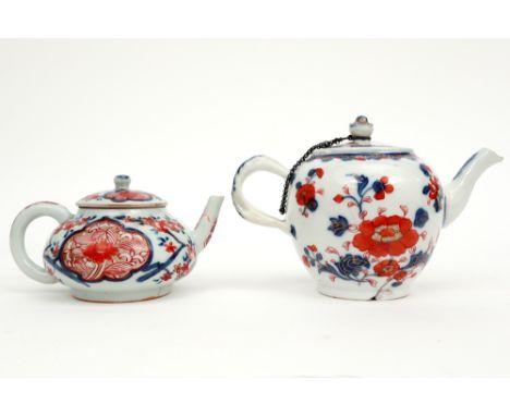 two small 18th Cent. tea pots in Chinese porcelain with an Imari decor || Lot van twee achttiende eeuwse Chinese theepotjes i