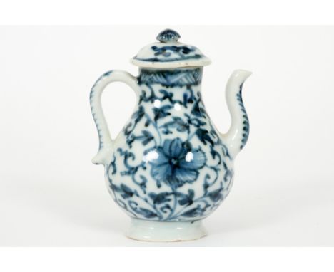 18th Cent. Chinese miniature lidded jug in porcelain with a blue-white decor || Achttiende eeuwse Chinese miniatuurkannetje m