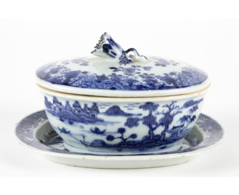 18th Cent. Chinese set of lidded tureen with its tray in porcelain with a blue-white landscape decor || Achttiende eeuwse Chi