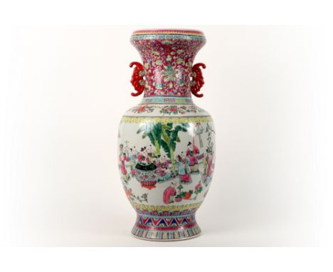 Chinese vase in porcelain with a polychrome decor || Chinese vaas in porselein met een polychroom decor  -  hoogte : 58 cm 