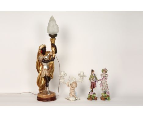 various lot with two figures and a candelabra in porcelain &amp; with a "Venetian Moor" - lamp || Lot van twee bibelots en ee