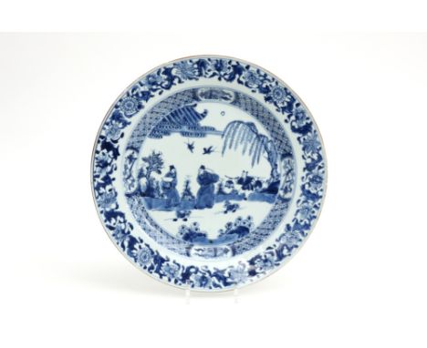 quite large round 18th Cent. Chinese plate in porcelain with a blue-white decor || Vrij grote ronde achttiende eeuwse Chinese