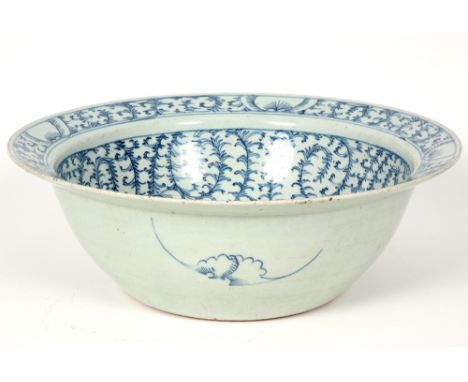 quite big antique Chinese basin in porcelain with a floral blue-white decor || Vrij groot antiek Chinees bekken in porselein 