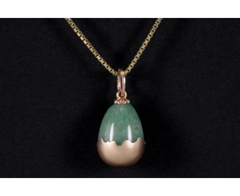 antique presumably Russian pendant in jade and marked 14 karat pink gold (with a maker's mark) - on a gold chain || Antiek al