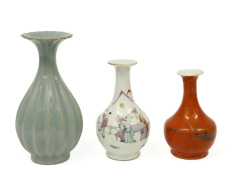 three small Chinese vases in porcelain || Lot van drie Chinese vaasjes in porselein  -  hoogtes van 12,5 tot 18,5 cm 