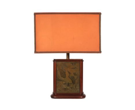 late Art Deco lamp with wooden base with brass basreliefs || Late Art Deco-lamp met houten voet versierd met koperen plaatjes