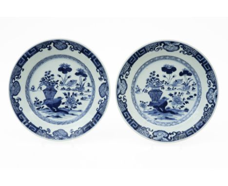 pair of 18th Cent. Chinese plates in porcelain with a blue/white decor with a vase in a  garden || Paar achttiende eeuwse Chi