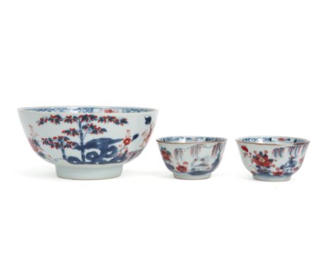 three pieces of 18th Cent. Chinese porcelain: a pair of cups and a bowl || Lot achttiende eeuws Chinees porselein met Imari-d