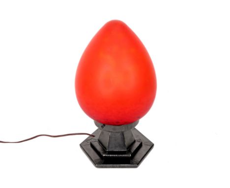 Schneider signed Art Deco lamp in wrought iron and pâte de verre || SCHNEIDER Art Deco-lamp met aparte (champignon)vorm in sm