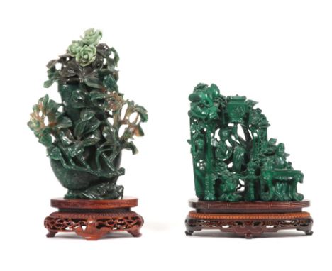 two Chinese sculptures amongst which a lidded vase in jade || Lot van twee Chinese sculpturen waaronder een gedekselde vaas i