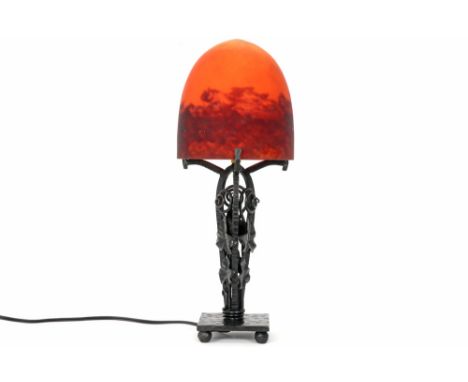 French Degué signed Art Deco lamp in wrought iron and pâte de verre || DEGUE Art Deco-lamp met voet in smeedijzer en met kap 