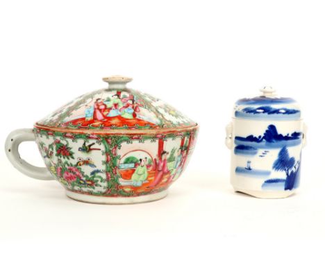 two Chinese porcelain items || Lot (2) Chinees porselein met een gedekselde blauwwit pot en een gedekselde kom met Cantonees 