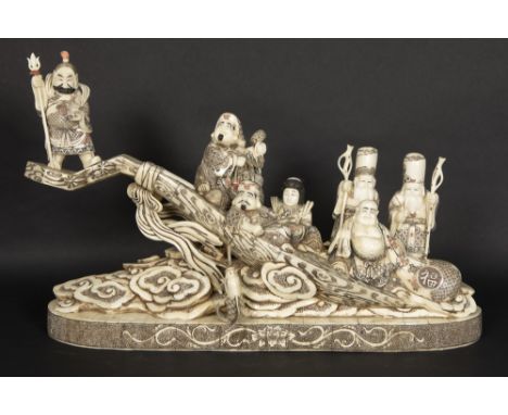 quite big Chinese sculpture with the depiction of seven Chinese mythological figures, sitting on a lute || Vrij grote Chinese