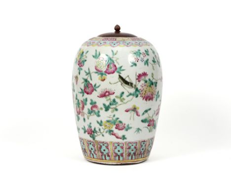 antique Chinese ginger jar in porcelain with a 'Famille Rose' decor with flowers and birds and with a wooden lid || Antieke C