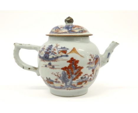 18th Cent. Chinese tea pot in porcelain with an Imari landscape decor || Achttiende eeuwse Chinees theepot in porselein met e