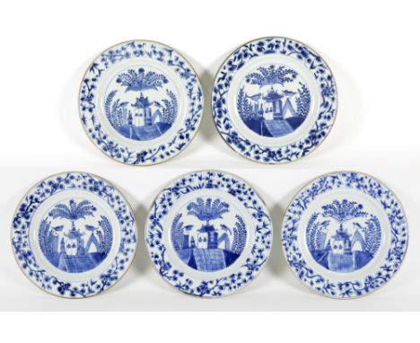 series of five 18th Cent. Chinese plates in porcelain with a blue-white decor || Reeks van vijf achttiende eeuwse Chinese bor