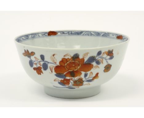 18th Cent. Chinese bowl in porcelain with a floral Imari decor  || Achttiende eeuwse Chinese bowl in porselein met Imari-deco