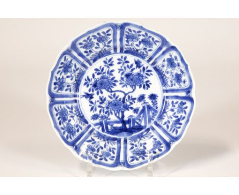 17th/18th Cent. Chinese Kang Hsi period plate in marked porcelain with a blue-white garden decor || Mooi zeventiende/achttien