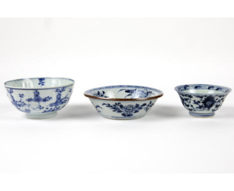 three antique Chinese bowls in porcelain with blue-white decors || Lot van drie antieke Chinese bowls in porselein met blauww