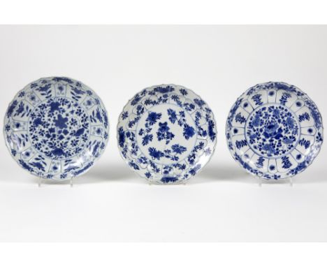 three 18th Cent. Chinese Kang Hsi period plates in marked porcelain with a blue-white decor || Drie achttiende eeuwse Chinese