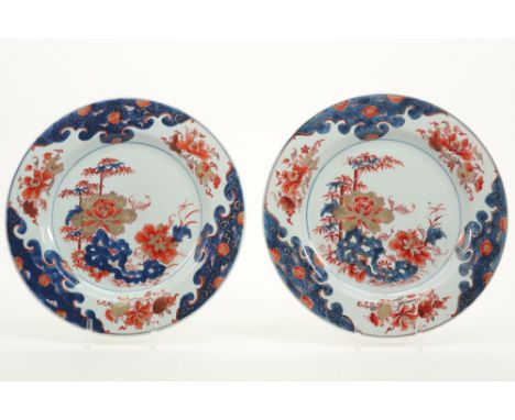 pair of 18th Cent. Chinese plates in porcelain with an Imari decor with bamboo and flowers || Paar achttiende eeuwse Chinese 