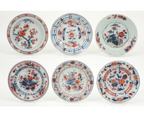 six 18th Cent. Chinese plates in porcelain with Imari decors || Lot van zes achttiende eeuwse Chinese borden in porselein met