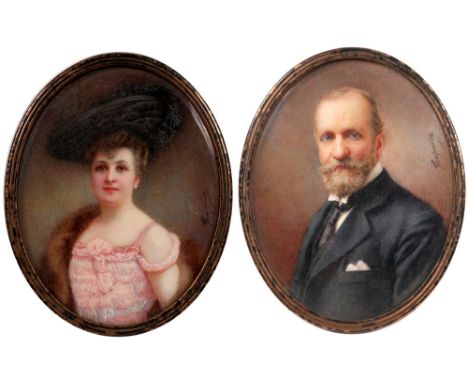 pair of antique  illegibly signed oval portrait miniatures  || Paar antieke onleesbaar gesigneerde ovale miniaturen met een d