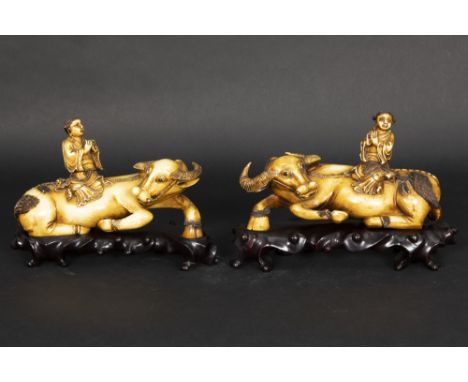 pair of old Chinese Republic period sculptures in patinated ivory - with European CITES certificate || Paar oude Chinese scul
