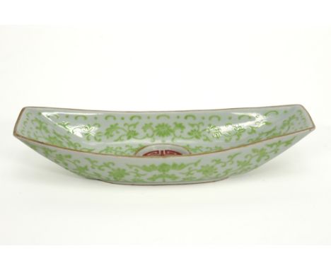 Chinese boat-shaped dish in marked porcelain with a floral decor in green || Chinees bootvormig schaaltje in gemerkt porselei