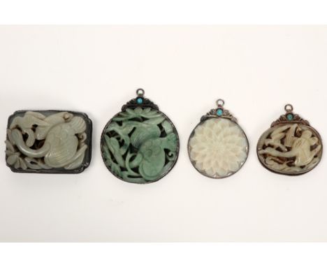 three Chinese pendants and a buckle in marked silver and jade || Lot (4) van drie Chinese pendatieven en één riemgesp in geme