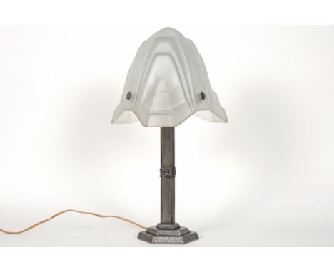 Degué signed Art Deco lamp in wrought iron and glass || DEGUE Art Deco-lamp met voet in geborsteld smeedijzer en met vrij spe