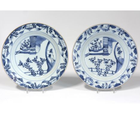 pair of 18th Cent. Chinese dishes in porcelain with a blue-white garden decor || Paar achttiende eeuwse Chinese schalen in po