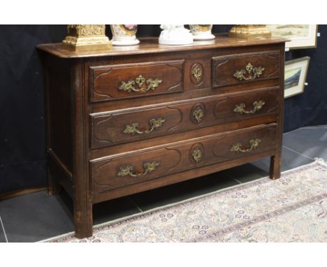 18th Cent. chest of drawers in fruitwood (front) and oak || Achttiende eeuwse commode met front in fruithout en in eik - met 