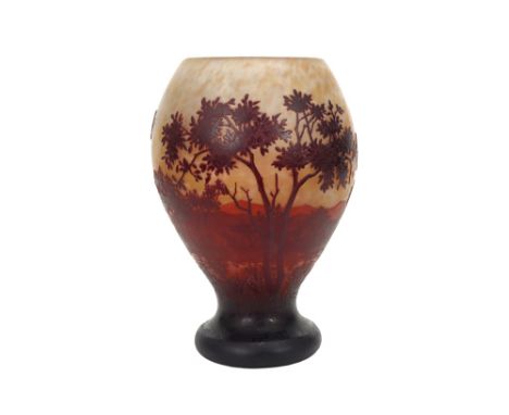 Daum Nancy France marked vase in pâte de verre with a landscape decor in brownish colors || DAUM NANCY FRANCE vaas in meerlag