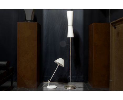 two design lamps, one with "Lu Lu" design by Oluce || Lot (2) design : - bureaulamp met verstelbare arm in metaal en met kap 