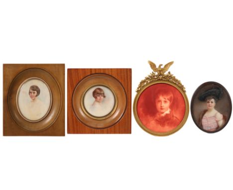 four portrait miniatures || Lot van vier miniaturen met portretten