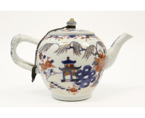 18th Cent. Chinese tea pot in porcelain with an Imari landscape decor || Achttiende eeuwse Chinees theepot in porselein met e