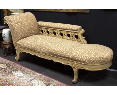 elegant 'antique' French Régence style daybed in sculpted and polychromed wood || Elegante 'antieke' rustzetel met een soort 