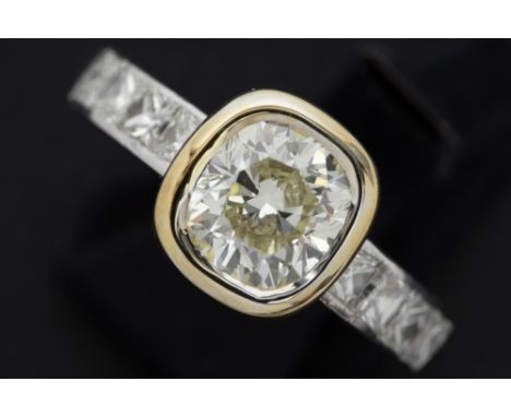 a 1,76 carat "natural light yellow fancy" high quality brilliant cut diamond set in yellow gold (18 carat) and mounted on a r