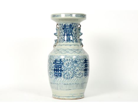 antique Chinese vase in porcelain with a blue-white decor || Antieke Chinese vaas in porselein met blauwwit decor met karakte