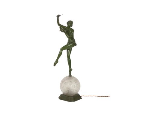 Art Deco table lamp in metal with green patina and with a shade in satinated glass || Art Deco-lamp in groen gepatineerd meta