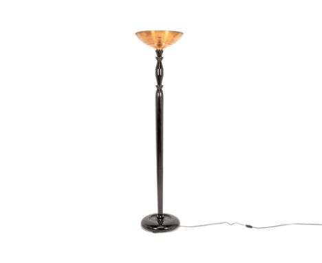 Belgian Art Deco floor lamp in ebonized wood with a red brass shade || Belgische staande Art Deco-lamp met voet in geëbonisee