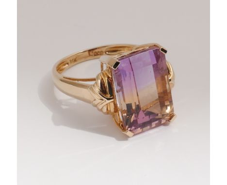 A 14ct yellow gold amethyst citrine dress ring Size 'O'