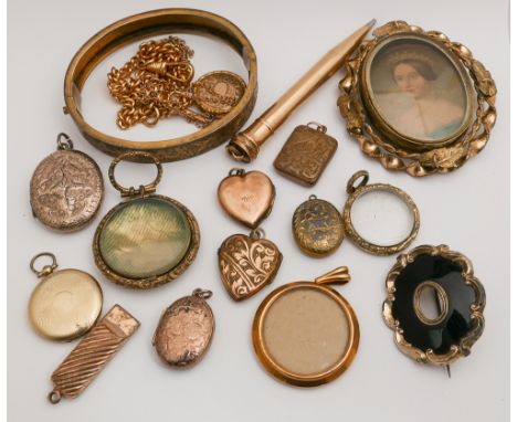 Collection of jewellery to include gilt metal lockets, rolled gold lockets, memorial brooches and a large framed 2 sided broo