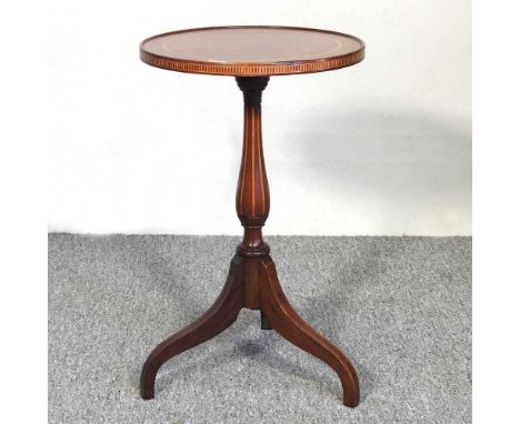 An early 20th century mahogany and inlaid wine table, on a tripod base30 x 49cm