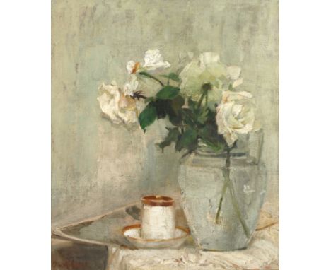 Johanna von Aufsess, "Weiße Rosen"Glasvase mit weißen Rosen neben Kaffeetasse mit Goldrand, vor lichtem Grund, pastose, impre